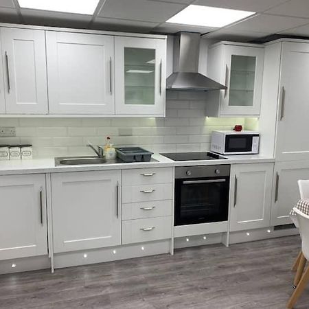 Huge Studio Close To City Centre With Free Secure Parking 리즈 외부 사진