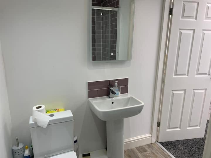 Huge Studio Close To City Centre With Free Secure Parking 리즈 외부 사진